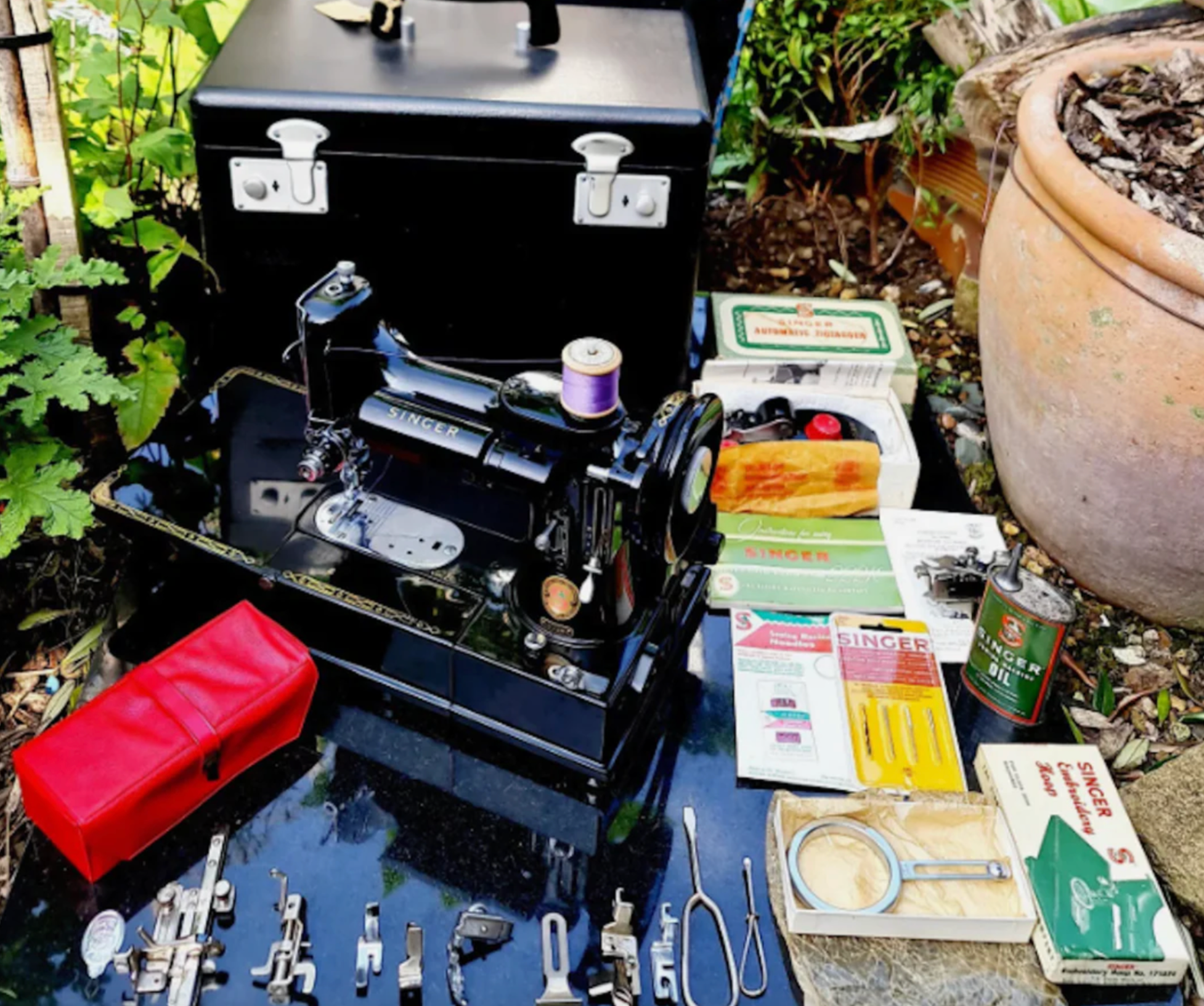 Featherweight 222K Style Sewing Machine – Compact & Versatile with Attachments