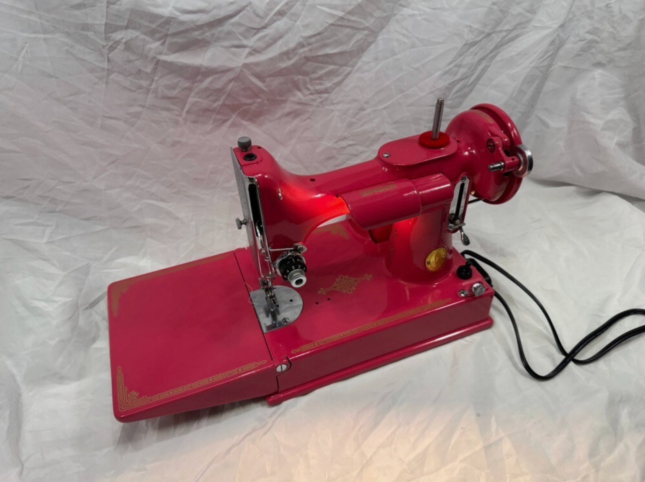 Featherweight 221 Sewing Machine – Hot Pink With Gold Decals