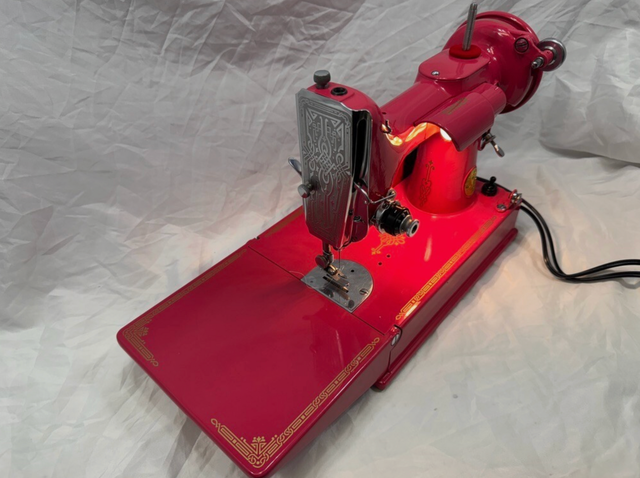 Featherweight 221 Sewing Machine – Hot Pink With Gold Decals